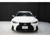 エクステリアは、一目でLEXUSとわかるスピンドルグリルを起点に、人が乗るキャビンの前後を大胆に絞り込んだ菱形のボディと力強く張り出したホイールフレアを融合させ、タイヤの存在を強調しています。