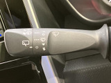 雨天時でもクリアな視界を確保できるワイパーレバー。運転状況に合わせて、最適なワイパー操作が可能です。