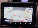 バックガイドモニター(リバース連動)で、後方を確認しながら安心して駐車することができます。運転初心者も熟練者も必須の機能ですよ!