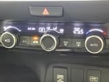 【オートエアコン】一度お好みの温度に設定すれば、車内の温度を検知し風量や温度を自動で調整。暑い&hellip;寒い&hellip;と何度もスイッチ操作をする必要はありません。快適な車内空間には必須の機能ですね♪