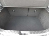 リアシートは6:4分割可倒式です。荷物の大きさに合わせてアレンジ可能です。