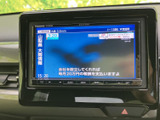停車中に楽しめるTV機能。長距離移動の休憩時などに、ニュースや番組をチェックできます。移動時間を有効活用しましょう。