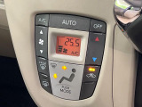 【オートエアコン】一度お好みの温度に設定すれば、車内の温度を検知し風量や温度を自動で調整。暑い&hellip;寒い&hellip;と何度もスイッチ操作をする必要はありません。快適な車内空間には必須の機能ですね♪