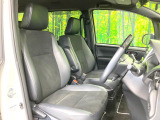 運転席まわりには十分なスペースがあり、大柄な方でもゆったり運転していただける環境です。