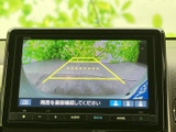 後方確認をサポートするモニター画面。駐車時の安全性を高め、狭い場所でもスムーズに停車できます。運転初心者の方にもおすすめです。
