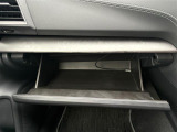 【グローブボックス】大容量のグローブボックスです!!車検証ケース他、日頃使う小物類の収納スペースもたくさんあります!