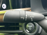 握りやすい形状で、快適な運転操作をサポートします。操作性にも優れており、スムーズなハンドリングを実現します。