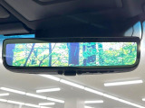 【デジタルインナーミラー】後席の大きな荷物や同乗者で後方が確認しづらい時でも安心!カメラが撮影した車両後方の映像をルームミラー内に表示。クリアな視界で状況の確認が可能です!