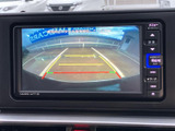 後方確認をサポートするモニター画面。狭い道や駐車時も安心です。安全運転をサポートする頼もしい機能です。