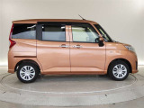 両側スライドドア車です。助手席側は、パワースライドドア付きなので狭い駐車スペースでも乗り降りが楽で、小さなお子様やお年寄りにもうれしい装備です。