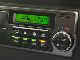 【オートエアコン】一度お好みの温度に設定すれば、車内の温度を検知し風量や温度を自動で調整。暑い&hellip;寒い&hellip;と何度もスイッチ操作をする必要はありません。快適な車内空間には必須の機能ですね♪