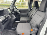 運転席からの視界は良好で、周囲の状況を確認しやすいです。シンプルで操作しやすいデザインです。快適な運転環境です。
