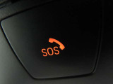 SOSコール/エアバックが展開するような深刻な事故において、自動でSOSコールを発信します。車内で急病人が出るような緊急時は、手動で発信可能です。