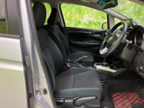 後部座席もゆったりと広々としており、快適な乗車空間を提供します。長距離移動でもリラックスできます。家族や友人とのお出かけに最適です。