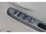 スイッチ一つで窓を開け閉めできるパワーウィンドウスイッチです。