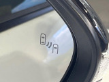 【ブラインドスポットモニター】走行中、ドアミラーの死角になりやすい箇所に後続車が接近するとサイドミラーのレンズに警告を表示!ドライバーに注意喚起をしてくれます。