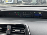 洗練されたデザインのメータークラスターが、運転の楽しさを引き立てます。必要な情報をわかりやすく表示し、運転に集中できるでしょう。視認性も高く、見やすい表示を実現しています。