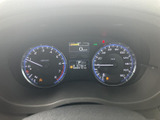 視認性の高いメーター類が、運転に必要な情報を的確に伝えます。落ち着いたデザインが、運転に集中できる空間を演出します。