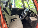 広々とした室内空間は、ゆったりとくつろげる空間。運転席からの視界も広く、運転に集中できます。清潔感も保たれています。