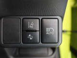 オートマチックハイビームとは、先行車や対向車のライトを認識し、ハイビームとロービームを自動で切り替える機能です。夜道の視界を確保します。詳細は販売店スタッフまでおたずねください。