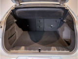 BMWではスペアタイヤが非搭載となるため、スペースは拡大されており、収納スペースとして利用可能。トランクの下にも収納スペースがあり、意外と役に立つスペースでございます。