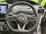 握りやすいステアリングで、快適な運転操作を実現。オーディオやハンズフリー通話などの操作もステアリングから可能です。運転の楽しさを向上させます。