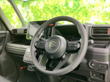 広々とした室内空間は、ドライバーにも快適な運転環境を提供。操作性も良く、すぐに馴染めます。長距離運転も疲れにくい空間です。