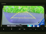 後方の状況を把握しやすく、安全な駐車をサポート。ガイドライン表示で、狭い場所でもスムーズな駐車操作が可能です。