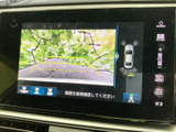 後方確認をサポートするモニター。駐車時の安全性を高め、狭い場所でもスムーズな操作を可能にします。運転に自信をプラス。