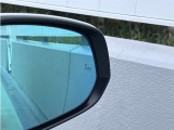 隣車線を走る車両をレーダーで検知し、ドアミラーでは確認しにくい後側方エリアに存在する車両に加え、急接近してくる車両も検知します。車両を検知するとドアミラーに搭載されたLEDインジケーターが点灯します。
