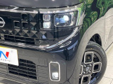 【LEDヘッドライト】悪天候や夜間走行時も良好な視界を確保し安心して運転できる高輝度LEDヘッドライトを装備!点灯速度が早く、消費電力も抑えられています。