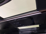 【左右独立ムーンルーフ】2列目左右席にそれぞれ配置されたガラスルーフ!日差しに合わせて片側だけシェードを閉めることも可能です!