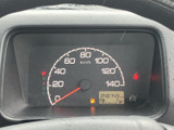 メーター類は、見やすく配置されており、運転に必要な情報を一目で確認できます。シンプルながらも機能的なデザインです。