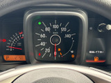 視認性の高いメーターデザイン。速度や回転数など、運転に必要な情報を一目で確認できます。運転状況を把握しやすいレイアウトです。