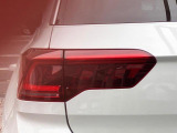 LEDテールランプ。ウィンカーには流れる様に点滅する「ダイナミックターンインジケーター」を装備。