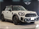 MINIのフロントグリルのデザインはイギリスで生まれた当初から、シルバーのサイドバーが折り重なった伝統的なデザインで御座います。その伝統はBMWのお車になってからでも少しずつ形を変えて守られております