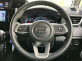 握りやすい形状で、運転操作をサポート。操作性の高いスイッチ類も配置されており、快適なドライビングを演出します。