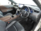 高級感のある美しいインテリアデザインの運転席です。
