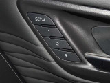 運転席のパワーシートは3名様分までメモリー機能付きです。