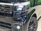 【LEDヘッドライト】悪天候や夜間走行時も良好な視界を確保し安心して運転できる高輝度LEDヘッドライトを装備!点灯速度が早く、消費電力も抑えられています。