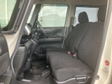 運転に集中できる、シンプルで機能的なコクピット。操作性の良い配置で、快適なドライブをサポートします。