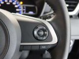 アダプティブクルーズコントロール機能付きです。走行中に先行車の様子を検知しながら、設定した車速の範囲内で先行車との距離のキープを支援します。詳細は販売店スタッフまでおたずねください。