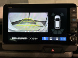 リバースギアに入れるだけで後方の表示へ切り替わります。夜間や雨の日の駐車も楽になりますよ。