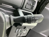 操作しやすい位置に配置されたウインカーレバー。確実な操作感で、安全な車線変更をサポートします。