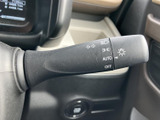 操作しやすい位置に配置されたウインカーレバーです。スムーズな操作で、安全な車線変更をサポート。オート機能も便利ですね。