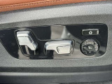 運転席メモリー付きフロント電動シート装備。