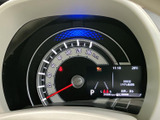 視認性の高いメーター類が、運転に必要な情報を的確に伝えます。速度や回転数などを一目で確認でき、安全運転をサポートします。デザインも洗練されています。