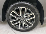 純正のアルミホイール装着。タイヤサイズは225/50R18