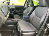運転席からの視界は広く、周囲の状況を把握しやすい設計です。操作性にも優れ、快適なドライビングをサポートします。使い込むほどに愛着が湧く空間です。