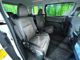 後部座席も気になるようなキズ・汚れやへたり等、大きなダメージはなく、良好な状態です。